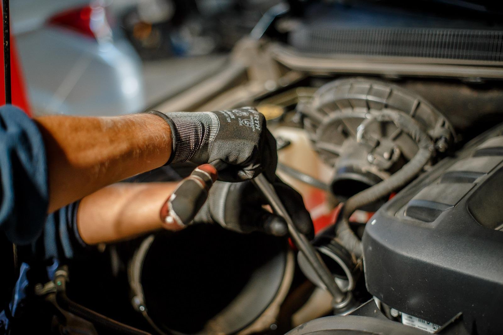 Mecánico trabajando en motor